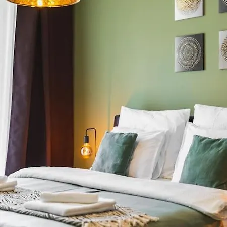 Zwirn Comfort With Balcony Apartment *