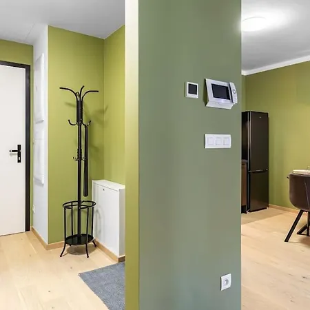 Zwirn Comfort With Balcony Apartment *